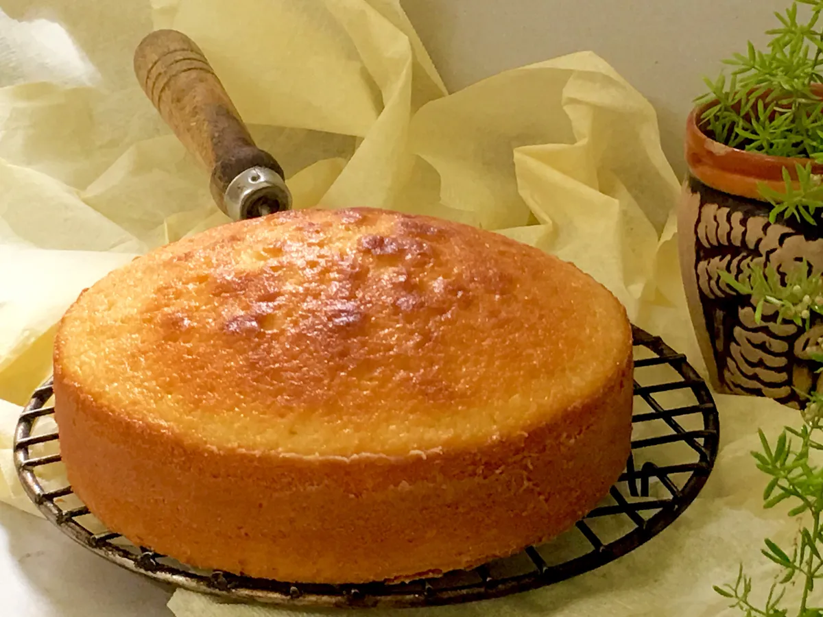 Butter cake flavoured with lemon and cream cheese..