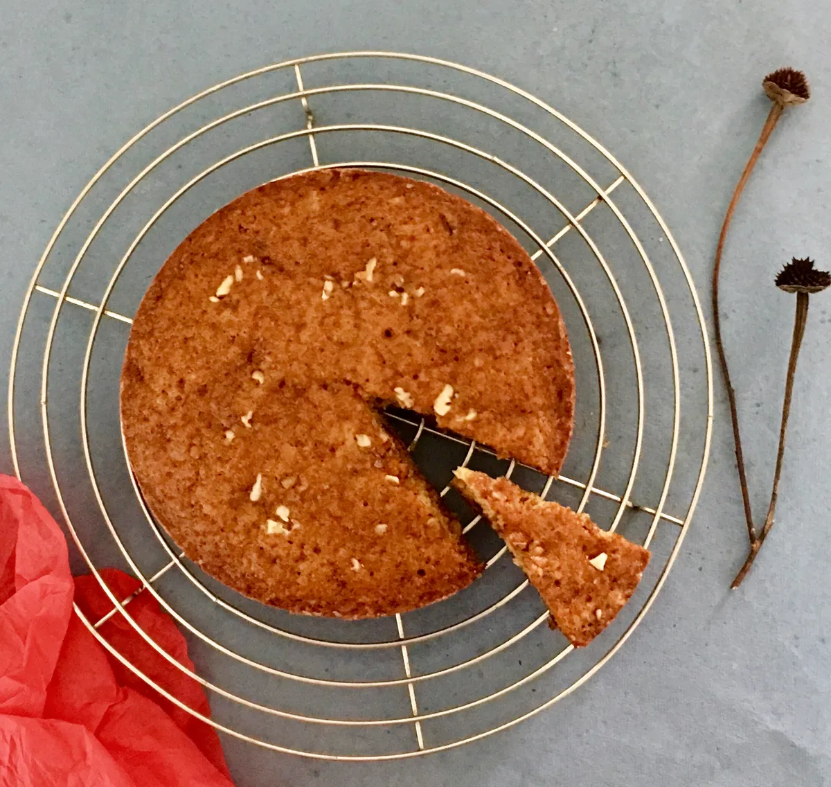 Spicy date cake flavoured with orange juice