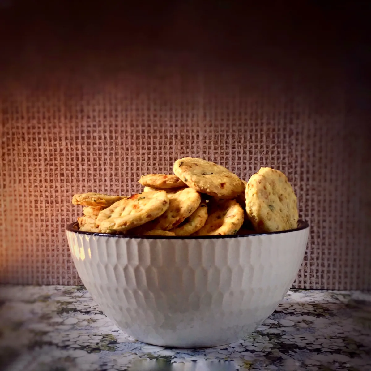 Spicy peanut crackers