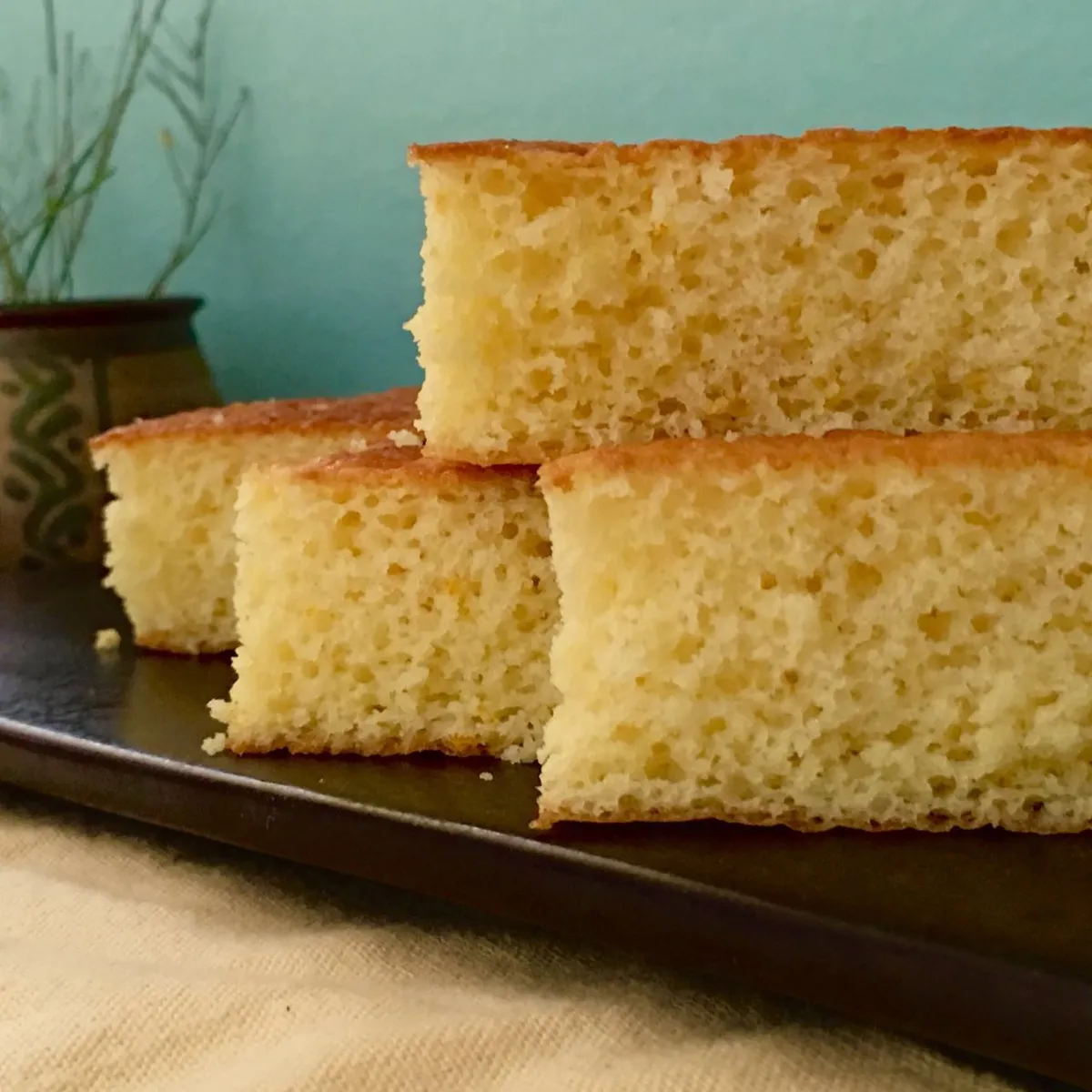 Sponge cake flavoured with orange juice and orange zest ..