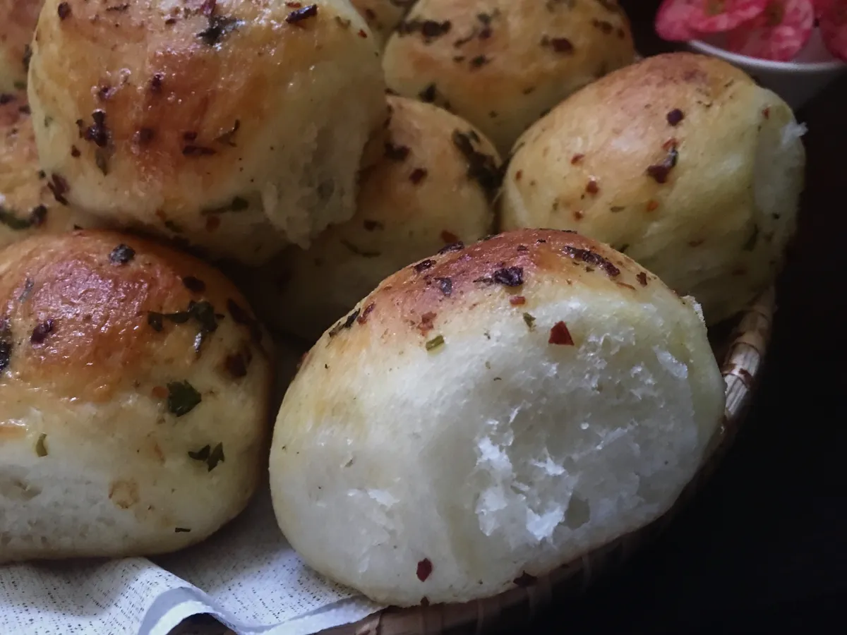 Sweet potato buns flavoured with red chilli flakes,coriander leaves and chaat masala..